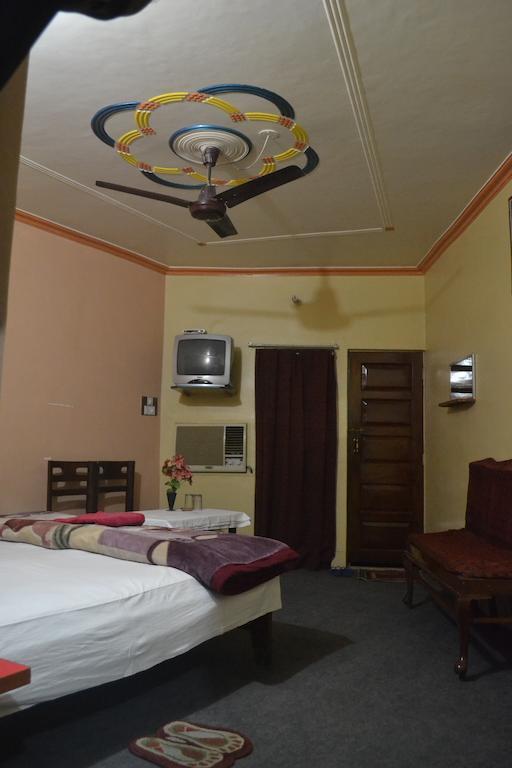 Hotel Sandeep Varanasi Ngoại thất bức ảnh