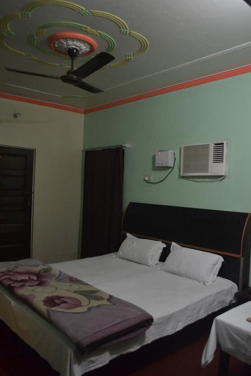 Hotel Sandeep Varanasi Ngoại thất bức ảnh